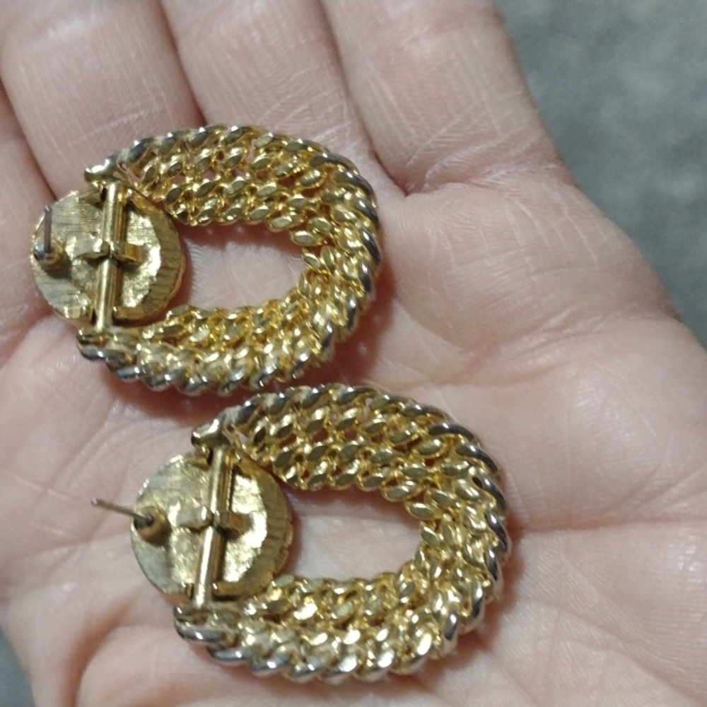VINTAGE 80s DOOR KNOCKER LOOP GOLD-TONE FAUX IVORY PEARL POST DROP 1.3" EARRINGS - Picture 3 of 8